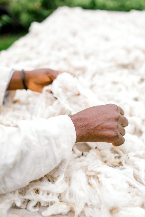 Come prendersi cura dei capi in cotone organico (e farli durare a lungo)