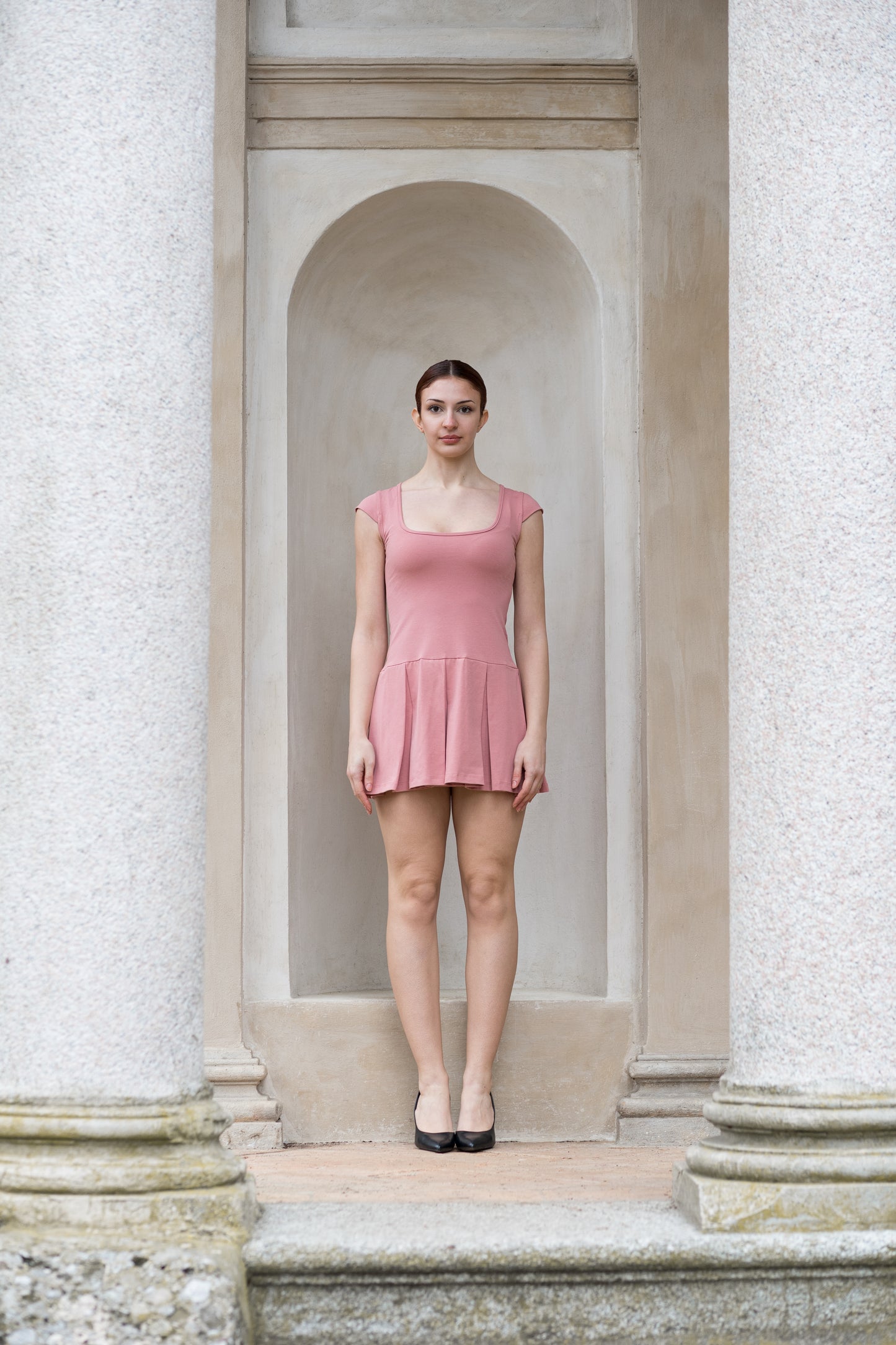 vestito-corto-rosa-gonna-a-pieghe-in-cotone-certificato-GOTS-lunandree
