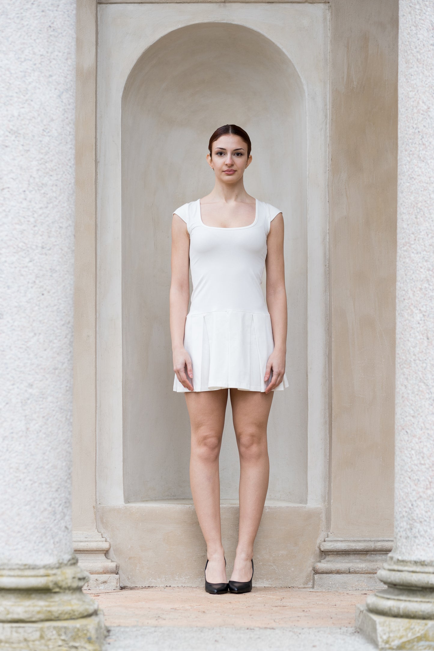 vestito-bianco-maniche-corte-gonna-a-pieghe-cotone-scollatura-quadrata-morbido-traspirante