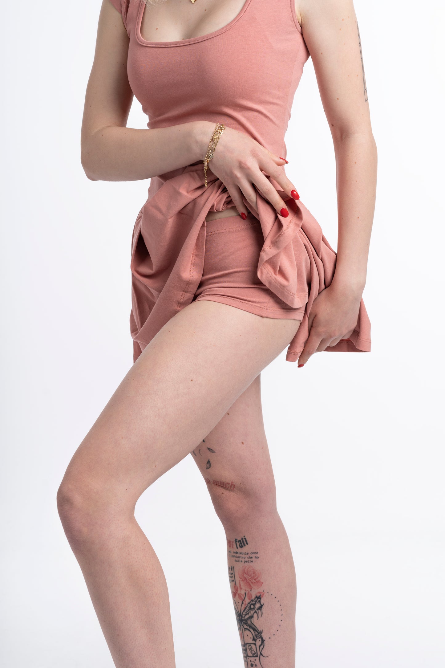 Dettaglio tessuto naturale dell’abito estivo con culotte coordinata